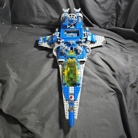 LEGO Movie Benny's Spaceship 70816 Nearly Complete No Mininfigs